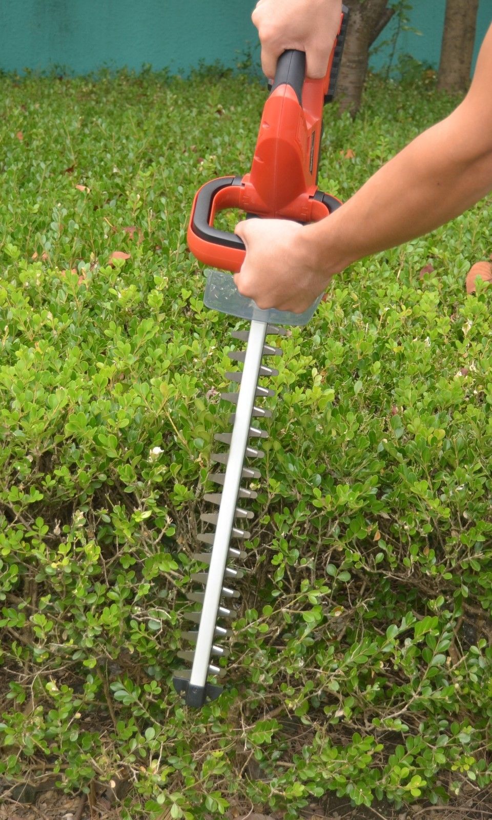 MATRIX 20v X-ONE Cordless Hedge Trimmer Kit - Image 5