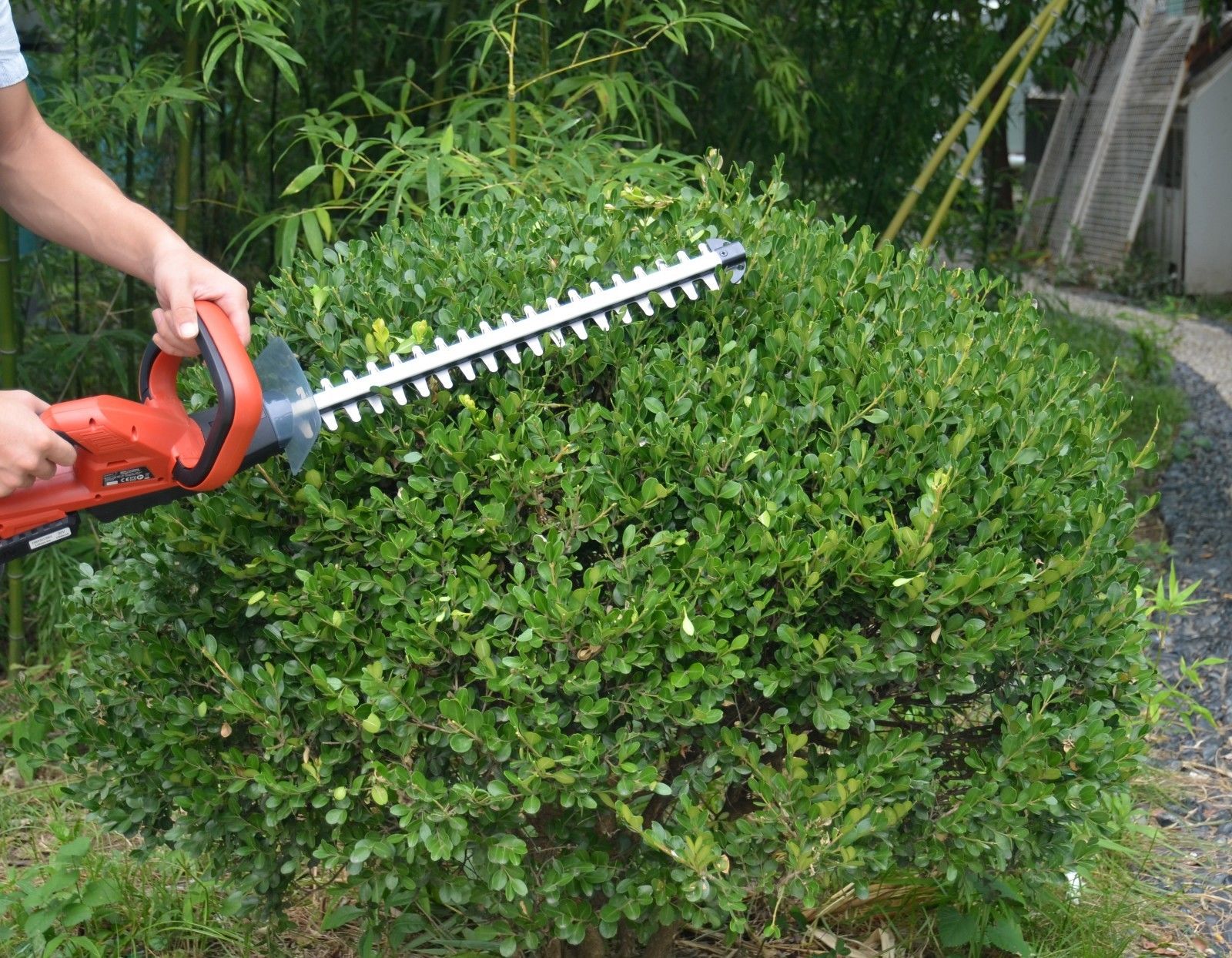 MATRIX 20v X-ONE Cordless Hedge Trimmer Kit - Image 4