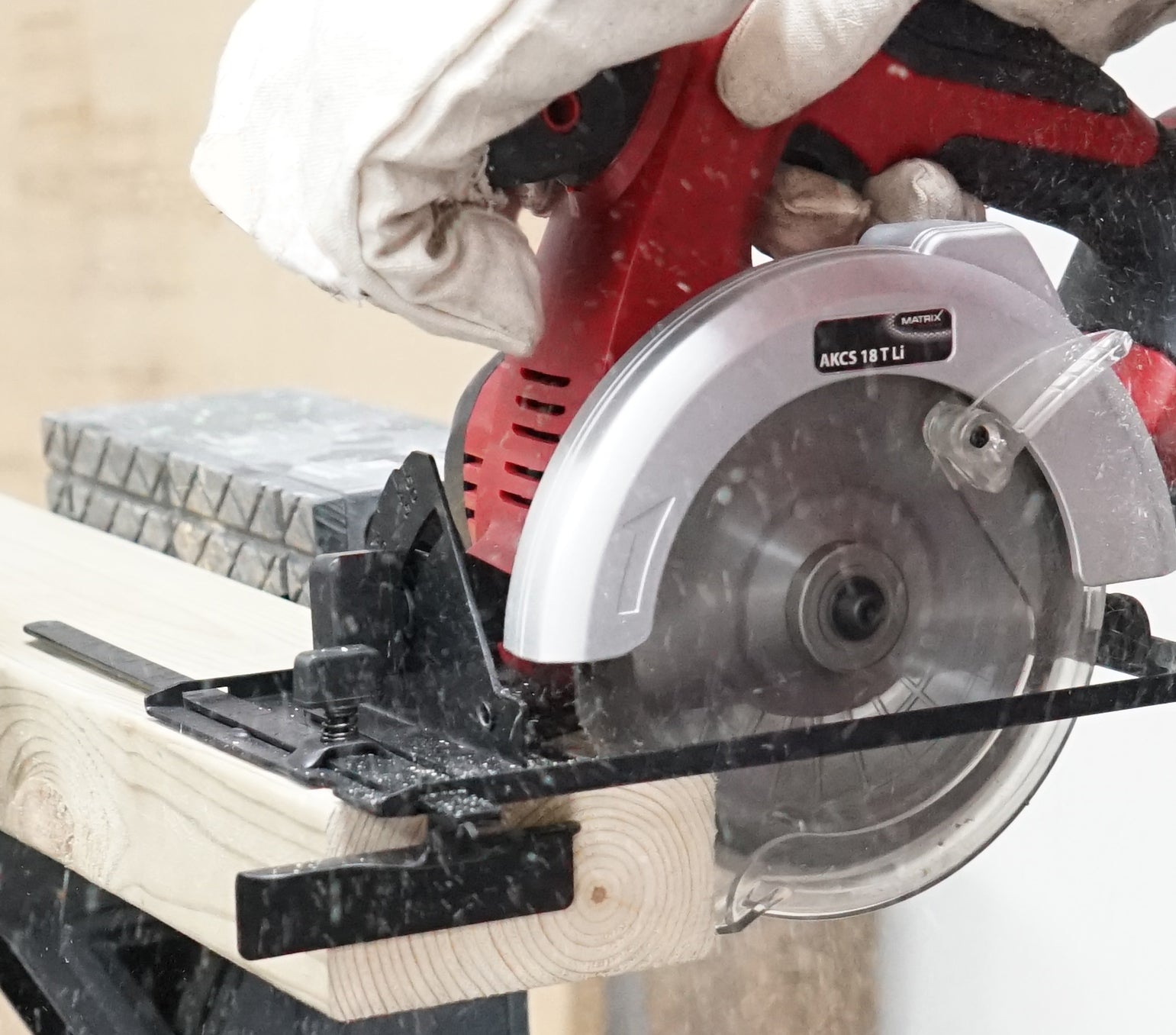 MATRIX 20v X-ONE Cordless Circular Saw Kit - Image 3